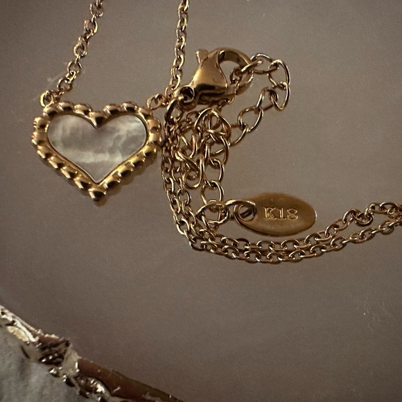 Mother of Pearl Dainty Heart Iridescent Shell Feminine Romance 18K Gold Necklace - Picture 15 of 17